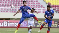 Bek Arema FC, M. Roby (kiri) berduel udara dengan bek Persikabo 1973, Didik Wahyu Wijayance (belakang) dalam laga pembuka Piala Menpora 2021 di Stadion Manahan, Solo, Minggu (21/3/2021). Arema FC sementara tertinggal 0-1 dari Persikabo 1973. (Bola.com/M Iqbal Ichsan)