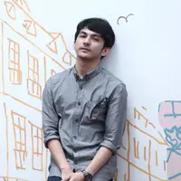 Sejak usia lima tahun, Yoga Pratama telah terlibat dalam sebuah film. Ia pertama kali bermain dalam film Tragedi Bintaro. Selain layar lebar, ia juga bermain di layar kaca dalam komedi Saling Silang. (Galih W. Satria/Bintang.com)