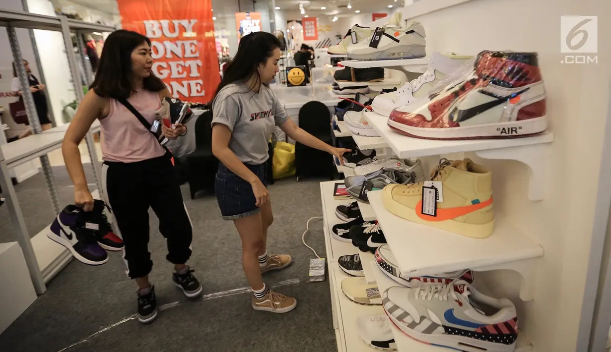 Penjual merapikan sepatu sneaker pada bazar Sneakerpeak Kemang Quatro di Lippo Mall Kemang, Jakarta, Rabu (20/11). Sneakerpeak Kemang Quatro menawarkan sejumlah sepatu sneaker dari berbagai model dan pilihan harga. (Liputan6.com/Fery Pradolo)