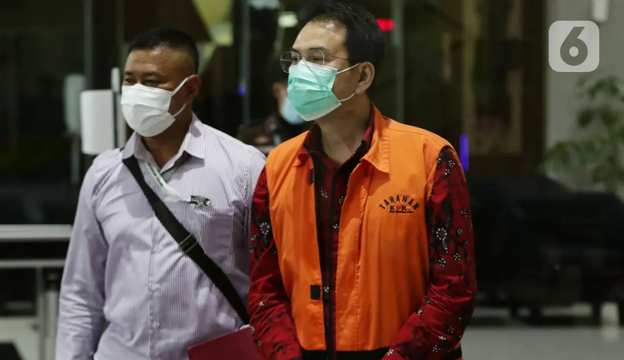 Mantan Wakil Ketua DPR RI, Azis Syamsuddin (kanan) usai menjalani pemeriksaan di Gedung KPK, Jakarta, Senin (22/11/2021). KPK memeriksa Azis Syamsuddin sebagai tersangka dalam kasus dugaan pemberian suap pencairan anggaran DAK Kabupaten Lampung Tengah tahun 2017. (Liputan6.com/Helmi Fithriansyah)