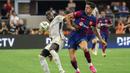 Bek Real Madrid, Ferland Mendy (kiri) berebut bola dengan striker Barcelona, Robert Lewandowski pada laga pramusim Soccer Champions Tour 2023 di AT&T Stadium, Arlington, Texas, Minggu (30/7/2023) dini hari WIB. (AP Photo/Jeffrey McWhorter)