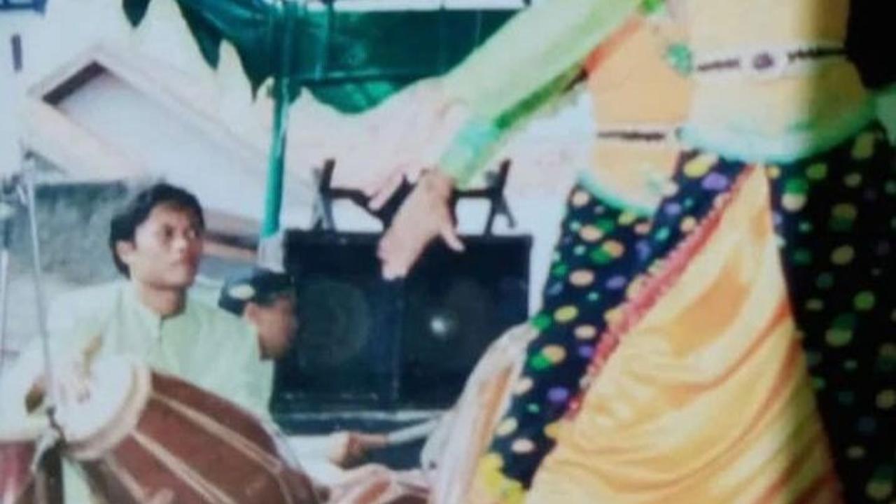 Potret Sule saat menjadi penabuh kendang. Sule menyebebut jika saat itu dia menjadi penabuh kendang demi mencari uang untuk anaknya yang masih kecil. Uang itu kata Sule digunakan untuk membeli susu buat anak sulungnya, Rizky Febian.