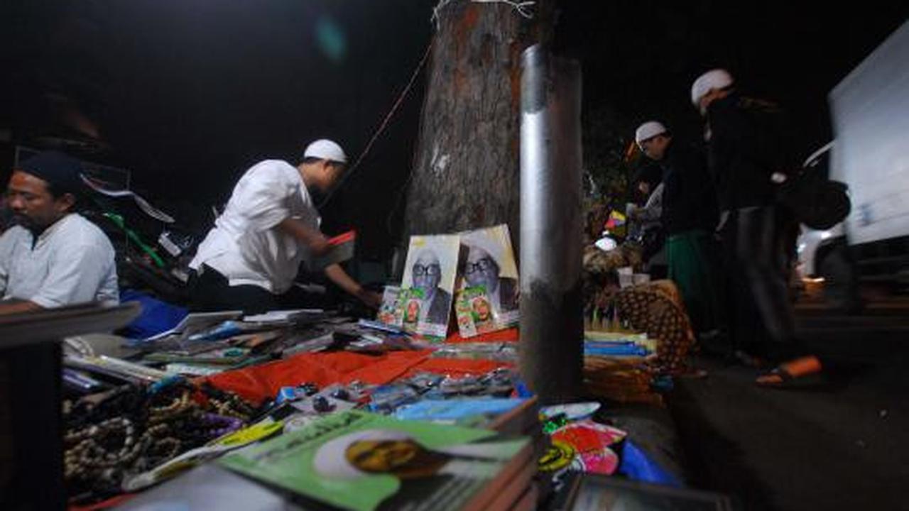 Pasar Islam di depan Masjid Al Munawar Pasar Minggu