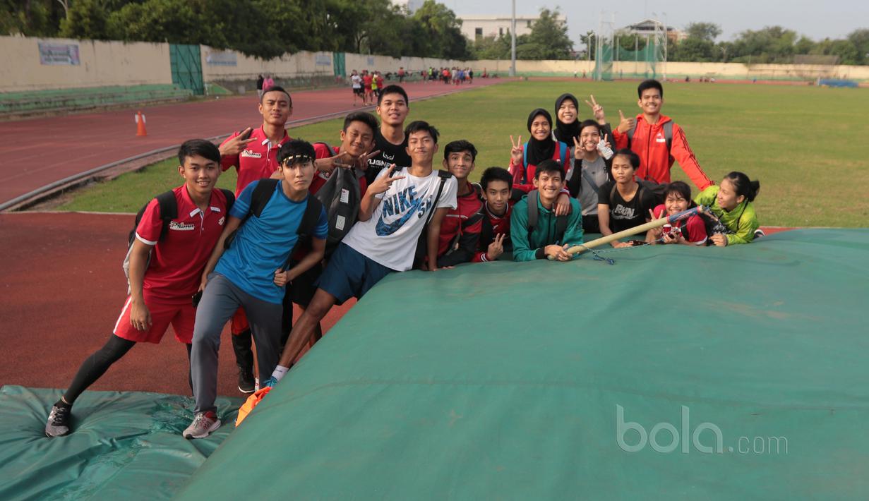 Para atlet Taekwondo berfoto bersama usai melakukan latihan ketahanan fisik di GOR Rawamangun, Jakarta, (12/7/2017). (Bola.com/Nicklass Hanoatubun)