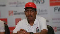 Pelatih PSM Makassar, Assegaf Razak menilai buruknya kondisi lapangan Stadion Aji Imbut, Tenggarong, menjadi salah satu penyebab anak asuhnya takluk 0-1 dari Mitra Kukar, Sabtu (19/9/2015). (Bola.com/Muhammad Ridwan)