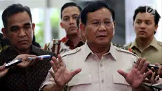 Ketua Umum Partai Gerindra Prabowo Subianto menyambangi Kompleks Parlemen, Senayan, Rabu, (16/5). Kedatangan Prabowo untuk membahas perkembangan politik terkini termasuk adanya serangkaian teror. (Liputan6.com/JohanTallo)
