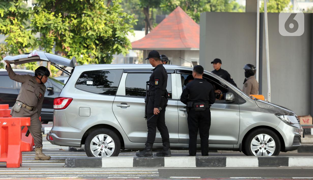 Sejumlah aparat keamanan sudah bersiaga di sejumlah titik pintu masuk Gedung DPR. (Liputan6.com/Johan Tallo)