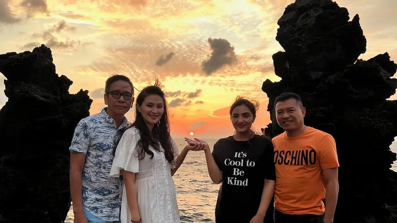 Keakraban keluarga Anang Ashanty dengan mendiang Benny Laos. (Instagram/ ashanty_ash)
