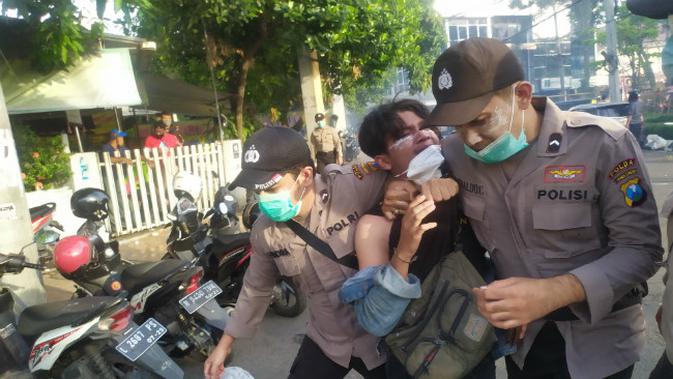 Aksi demo UU Cipta Kerja di Surabaya, Jawa Timur pada Kamis, (8/10/2020). (Foto: Liputan6.com/Dian Kurniawan)