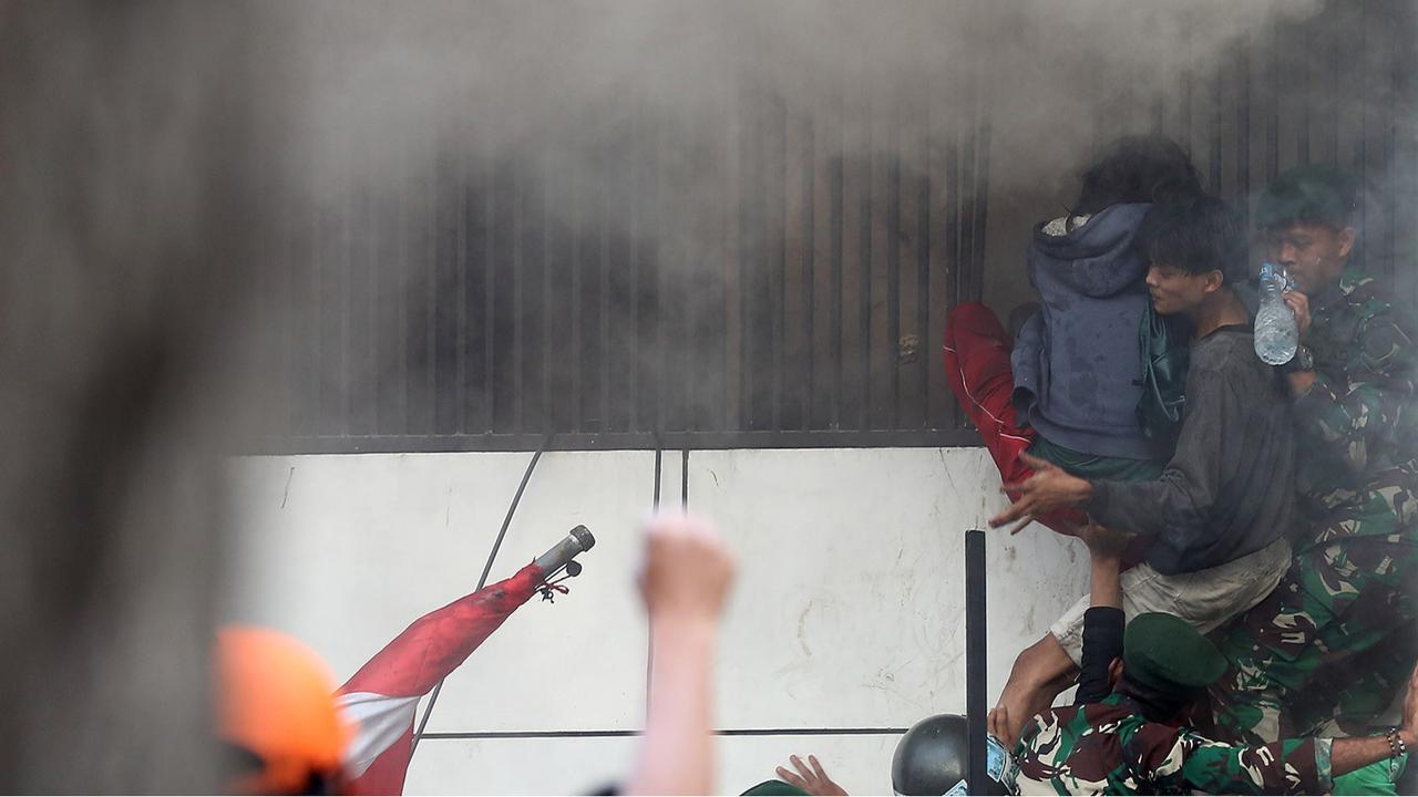FOTO: Drama Penyelamatan Warga Saat Gedung Terbakar di Tengah Ricuh Kwitang