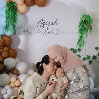 Aktris cantik yang satu ini bersyukur karena sang suami, Roger Danuarta berperan aktif dalam mengurus buah hati mereka. Jadi Cut Meyriska sendiri tidak ada kendala dalam menjalankan perannya sebagai ibu. (Instagram/cutratumeyriska)