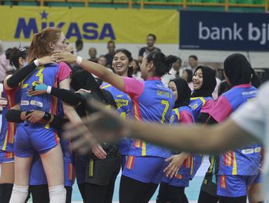 Tim putri Jakarta Electric PLN membuka peluang lolos ke babak empat besar (final four) usai mengalahkan tim pendatang baru Jakarta Livin Mandiri dengan skor 3-0 (25-19, 25-22, 26-24) dalam lanjutan PLN Mobile Proliga 2024, di GOR Si Jalak Harupat, Kabupaten Bandung, Jumat (7/6/2024). Dengan hasil ini, Yolla Yuliana dkk telah mengumpulkan nilai 10, hasil empat kali menang dan empat kali kalah dari 8 laga. (Dok. PBVSI)
