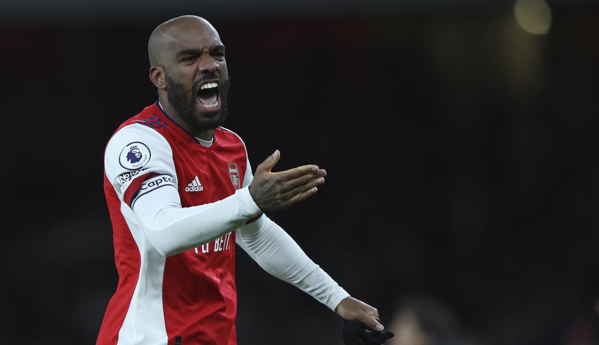 Alexandre Lacazette. Striker Prancis berusia 30 tahun yang kini memasuki musim ke-5 bersama Arsenal sejak didatangkan dari Lyon pada musim 2017/2018 total telah mencetak 53 gol dari 148 laga di Liga Inggris. Tanpa hattrick, raihan terbaiknya adalah 6 kali brace. (AP/Ian Walton)