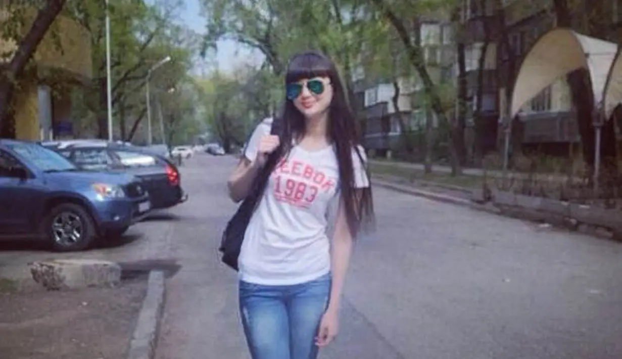 Sabina tampil modis dengan kaus putih dan celana jeans.  (Instagram @altynbekova_11)