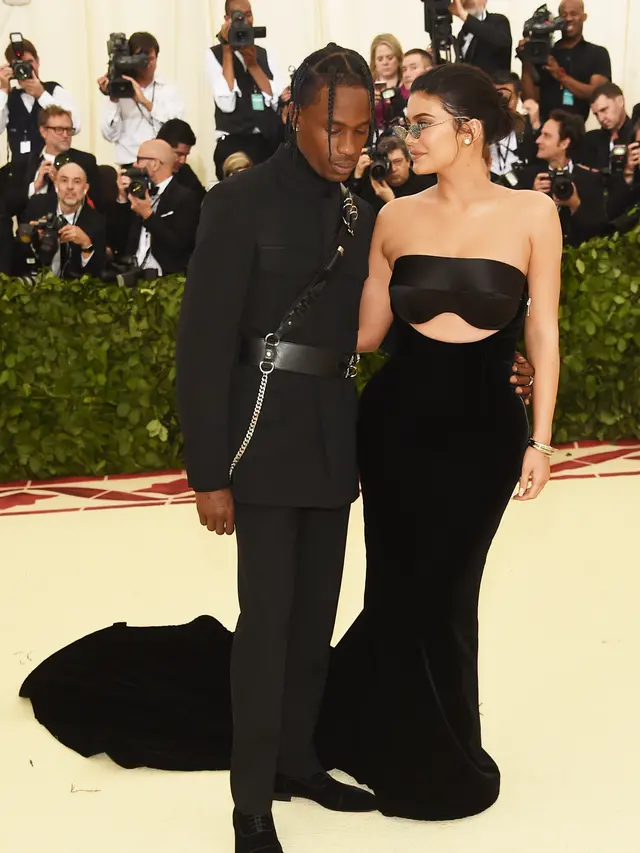 [Bintang] Kylie Jenner - Travis Scott