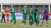 Para pemain PSS Sleman merayakan gol yang dicetak oleh Irfan Bachdim saat melawan Persiraja Banda Aceh dalam laga pekan kedua BRI Liga 1 2021/2022 di Stadion Madya, Jakarta, Sabtu (11/9/2021). (Foto: Bola. Com/ M Iqbal Ichsan)