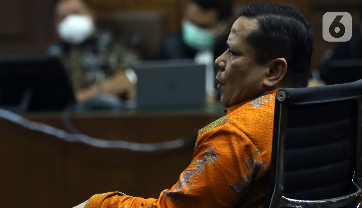 Irjen (Pol) Napoleon Bonaparte saat menjadi saksi dalam sidang lanjutan dugaan perantara suap penghapusan red notice Djoko Tjandra dengan terdakwa Tommy Sumardi di Pengadilan Tipikor, Jakarta, Selasa (24/11/2020). Sidang beragenda mendengar keterangan saksi. (Liputan6.com/Helmi Fithriansyah)