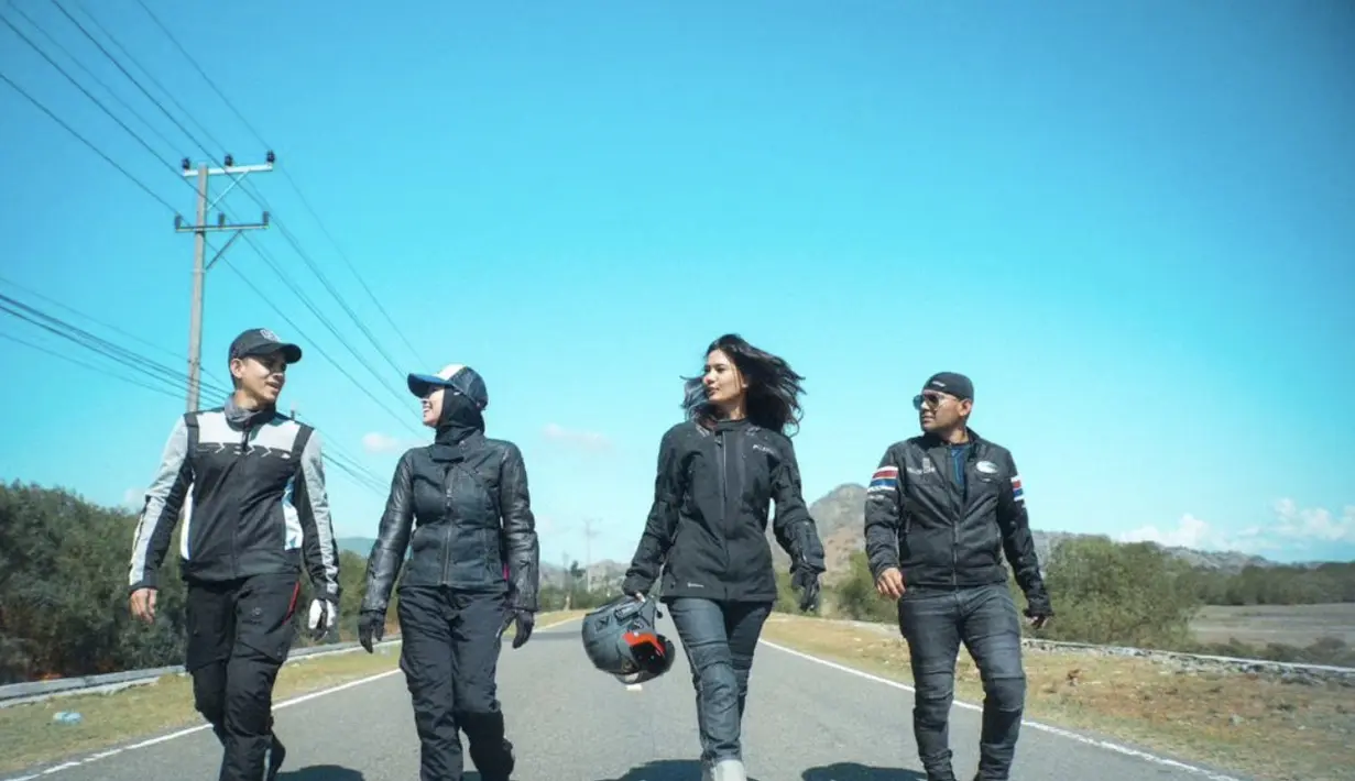 Touring bersama sahabat, keempatnya bergaya kompak dan stylish. Tampilannya terlihat begitu profesional. [Foto: instagram/ Duma Riris]
