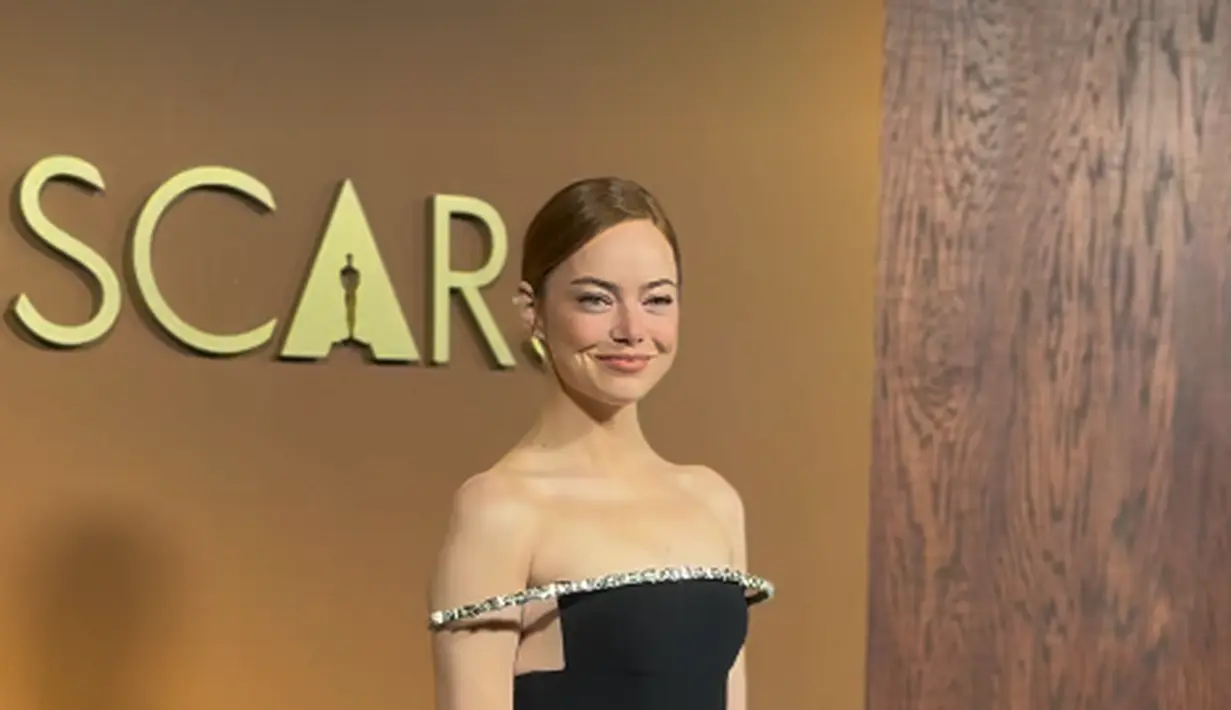 Emma Stone tampil anggun effortless dengan gaun off shoulder hitam dengan outline berlian yang anggun [@theacademy]