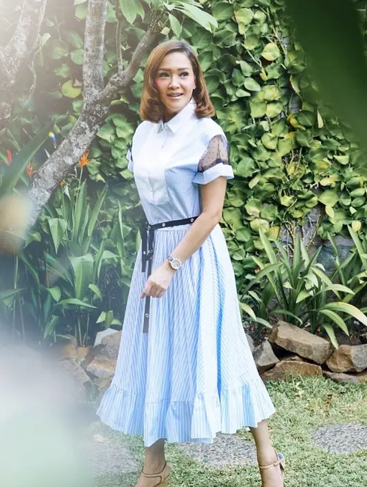 Gaya rambut gerai dengan sentuhan half curly ini membuat pelantun 'Rindu Kamu' ini makin awet muda. Half curly ini juga cocok untuk kamu yang ingin ke acara formal. Maia tampil anggun dengan gaya half curly dipadukan dengan maxi dress warna biru.(Liputan6.com/IG/@maiaestiantyreal)