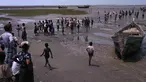 Warga menggotong mayat warga minoritas Muslim Rohingya yang tewas setelah perahu yang mereka tumpangi tenggelam di lepas pantai Negara Bagian Rakhine, Myanmar, Selasa (19/4). Sedikitnya 21 orang termasuk sembilan anak tewas. (STR/AFP)
