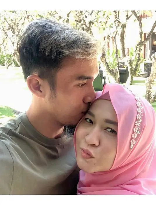 <p>Ibu Kiesha Alvaro ini telah melayangkan gugatan cerai di Pengadilan Agama (PA) Bogor, Jawa Barat. Gugatan dilayangkan setelah beredar foto Gunawan tertangkap kamera netizen jalan dengan wanita lain. [Instagram/gunawandwicahyo13]</p>