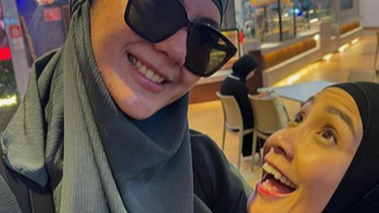Potret Pertemuan Nagita Slavina & Paula Verhoeven saat Umrah, Disebut Panutan Hingga Bidadari Surga