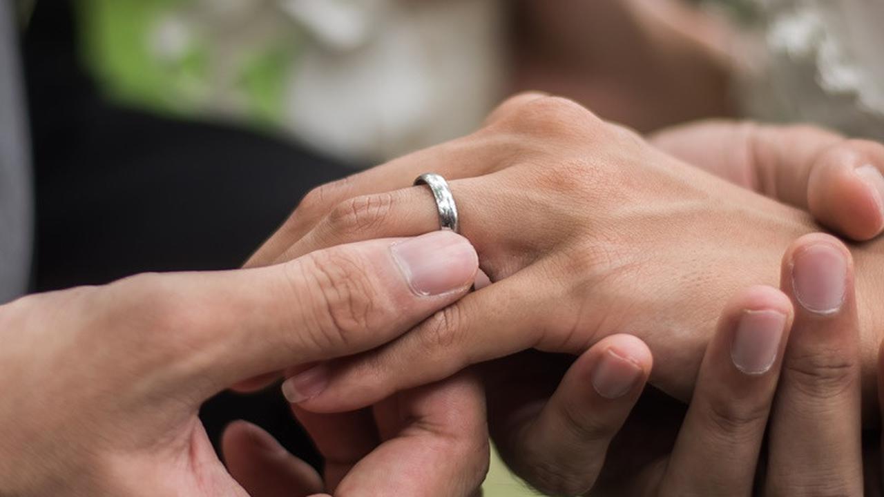 Apa Itu 'Lavender Marriage' yang Viral Dikaitkan Dengan Isu Pernikahan Pasangan Artis?