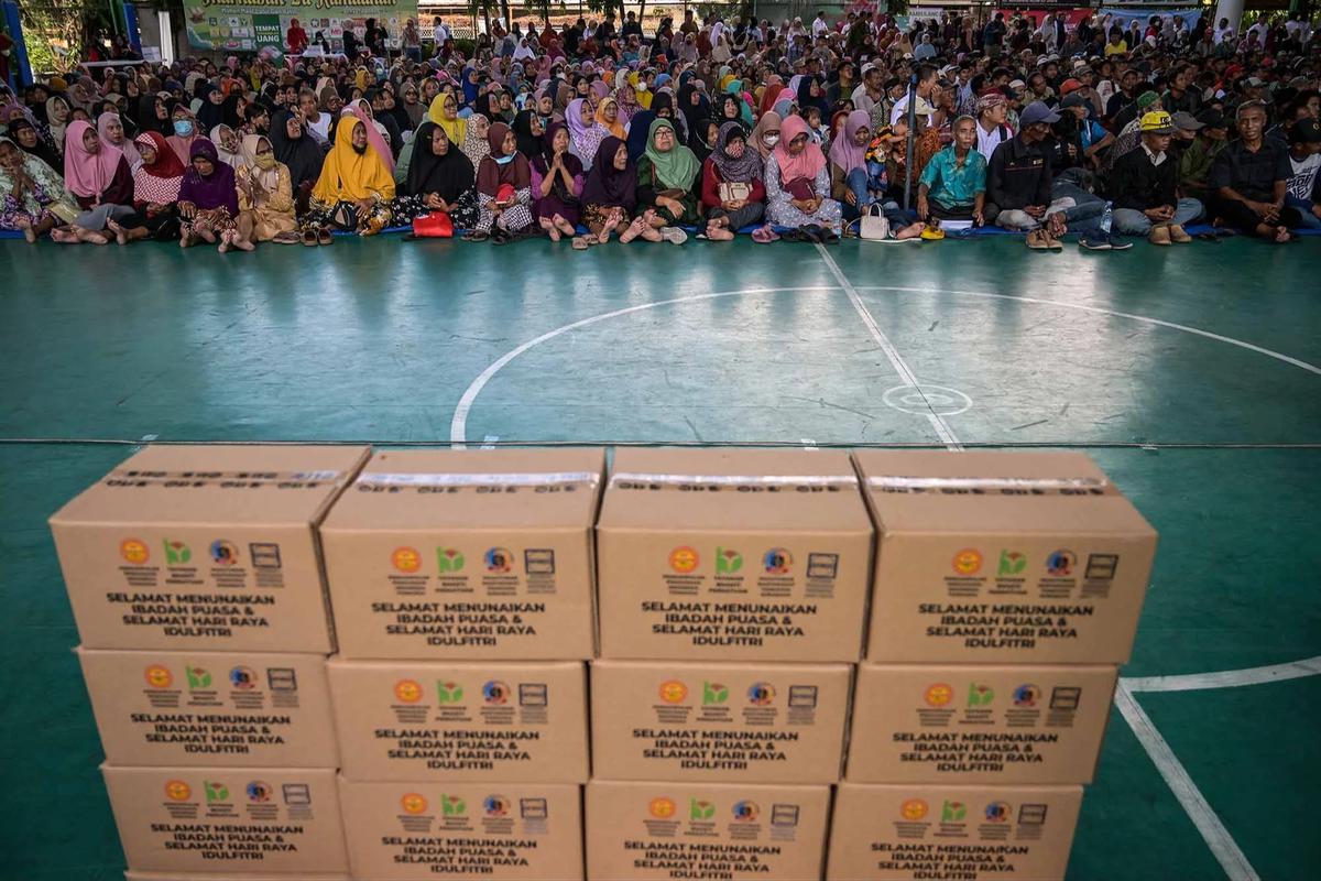 FOTO: Ribuan Warga Surabaya Antre Zakat Mal Rp 500 Ribu per Orang di Masjid Cheng Hoo