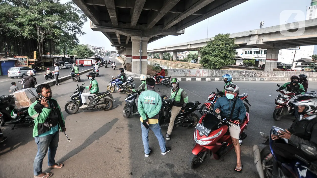 FOTO: Penyekatan PPKM Darurat, Kendaraan Taktis TNI-Polri Tutup Jalan Kalimalang