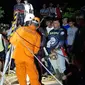 Basarnas Manado langsung menurunkan 1 tim rescue untuk memberikan bantuan dan membawa alat mountenering.