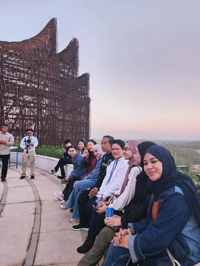 6 Gaya Kembar Denim on Denim Nagita Slavina dan Aurel Hermansyah saat ke IKN, Bikin Atta Halilintar Salah Gandeng