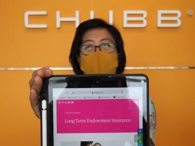 Model menunjukkan situs Chubb Life Indonesia di Chubb Life Tangerang, Rabu (04/11/2020). Chubb Life Indonesia menghadirkan tampilan berbeda dengan desain  kantor terbaru yang lebih modern dan menarik bagi milenial dengan menerapkan   physical distancing. (Liputan6.com/Fery Pradolo)
