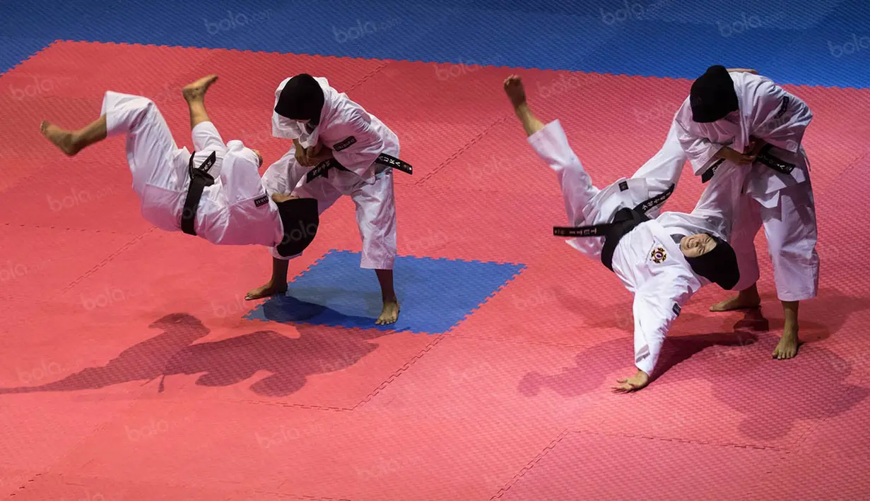 Penampilan tim kempo beregu putri Jawa Barat pada kelas embu. Bantingan merupakan ciri khas dari beladiri kempo. (Bola.com/Vitalis Yogi Trisna)