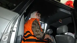 Siti Fadilah Supari menaiki mobil usai menjalani pemeriksaan di Gedung KPK, Jakarta, Selasa (10/1). Siti diperiksa sebagai tersangka terkait kasus korupsi alat kesehatan. (Liputan6.com/Helmi Afandi)