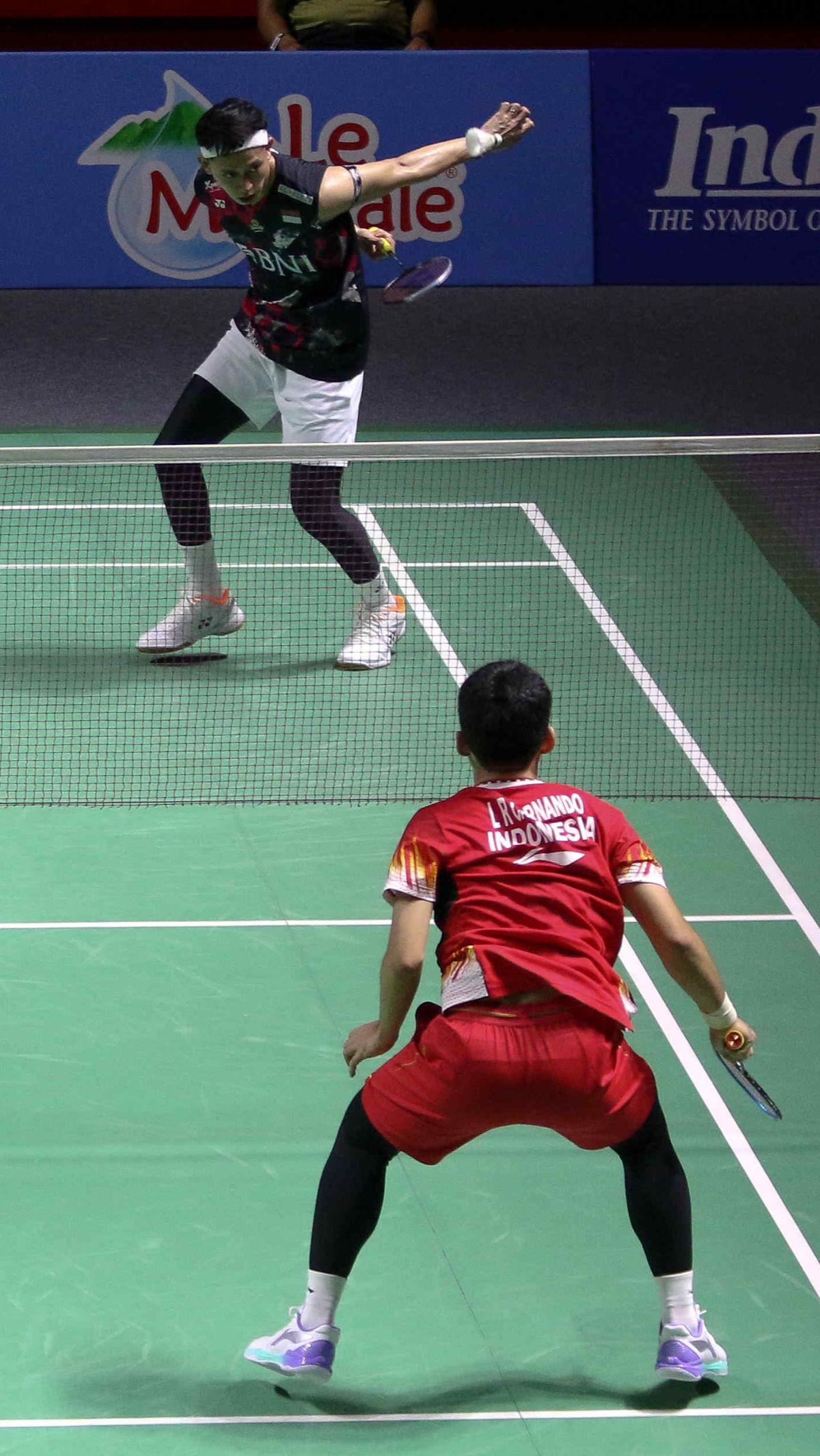 Leo/Daniel mengandaskan Fajar/Rian dengan skor&nbsp;21-14, 21-17.&nbsp;Foto: Liputan6.com/Herman Zakharia