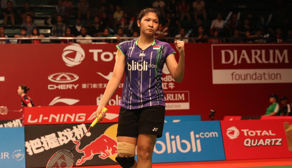 Ekspresi Linda Wenifanetri saat unggul di gim kedua dari pebulutangkis Thailand, Ratchanok Intanon, dalam babak 16 Besar Kejuaraan Dunia Bulutangkis 2015 di Istora Gelora Bung Karno, Senayan, Jakarta. Kamis (13/8/2015). (Bola.com/Arief Bagus)