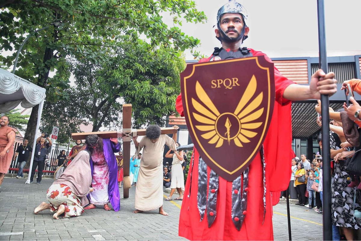 Drama penyaliban Yesus Kristus selama peringatan Jumat Agung