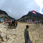 Para pendaki berada di puncak Gunung Sibayak untuk memperingati Hari Ulang Tahun (HUT) ke-79 Kemerdekaan Republik Indonesia