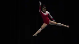 Pesenam Indonesia, Tazsa Miranda, menggunakan alat balance beam tampil pada nomor artistik beregu SEA Games di MITEC, Kuala Lumpur, Senin (21/8/2017). Tim Indonesia berhasil meraih medali perunggu. (Bola.com/Vitalis Yogi Trisna)