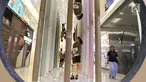 Pengunjung melihat contoh warna Dulux, ColourFuturesTM 2019 di Mall Kota Casabelanca, Jakarta, Rabu (16/1). Dulux meluncurkan trend warna di 2019 yakni "spiced honey". (Liputan6.com/Angga Yuniar)