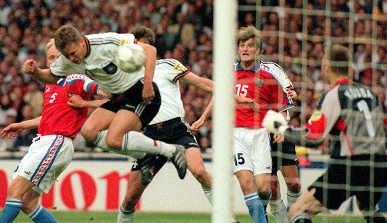 Republik Ceska baru pertama kali tampil di Piala Eropa. Namun penampilan cemerlang Patrik Berger cs. mampu membawa ke final Piala Eropa 1996. Sayangnya, mereka kalah dari Jerman 1-2 melalui golden goal Oliver Bierhoff di menit ke-95. (AFP/Gerry Penny)