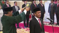 Tangkapan layar Presiden Joko Widodo (Jokowi) resmi melantik Bahlil Lahadalia menjadi Menteri Energi dan Sumber Daya Mineral (ESDM), pada Senin (19/8/2024). (Arief/Liputan6.com)