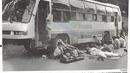 Bus angkutan mudik tahun 1995 yang mengangkut para buruh pekerja lepas dari Cikarang menuju Pati dan Kudus ini mogok di luar tol Cikampek. Para penumpang harus rela menunggu bus pengganti hingga dua hari. (Source: Facebook/Perpustakaan Nasional)