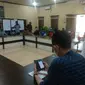 Warga Desa Mata Bondu, mengembalikan kertas suara jelang Pilkada Konawe Selatan, Selasa (8/12/2020).(Liputan6.com/Ahmad Akbar Fua)