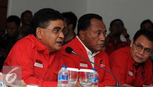 Andreas Hugo Pereira berbincang dengan Delegasi Shenzhen di Gedung DPP PDIP, Jakarta, Selasa (24/11). Kunjungan tersebut lanjutan dari kunjungan Ketua Umum DPP PDI Perjuangan Megawati Soekarnoputri ke Shenzen. (Liputan6.com/Helmi Afandi)