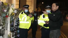 Duta Besar Myanmar untuk Inggris, Kyaw Zwar Minn berbicara dengan polisi di luar gedung Kedutaan Besar Myanmar di London, Rabu (7/4/2021). Kyaw Zwar Minn mengatakan pihak yang terkait dengan militer Yangon telah "menduduki" kedutaannya di London. (AP Photo/Alastair Grant)