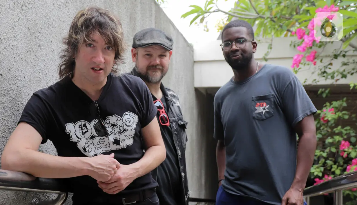 Personel band Plain White T's berpose usai  konferensi pers jelang perhelatan Festival Musik Soundrenaline 2022 di Ancol, Jakarta, Jumat (25/11/2022). Soundrenaline 2022 akan diramaikan sejumlah musisi seperti Barasuara, Potret, Indra Lesmana Project, Isyana Sarasvati, Tiket, Pure Saturday, Burgerkill, The Upstairs, dan musisi mancanegara seperti seperti Neck Deep, Plain White T's, Hollow Coves, Weezer. (Liputan6.com/Herman Zakharia)