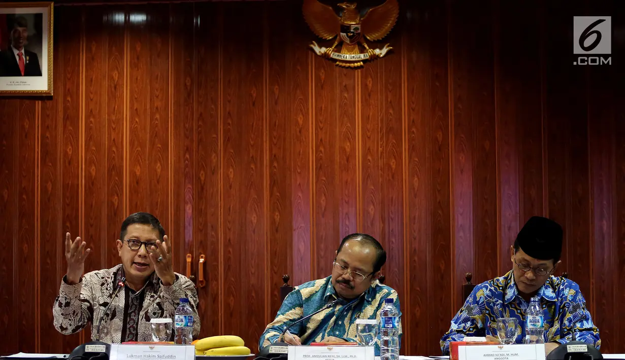 Menteri Agama (Menag) Lukman Hakim Saifuddin (kiri) didampingi Ketua Ombudsman Amzulian Rifal (tengah) dan Anggota Ombudsman Ahmad Su'adi memberi keterangan di Kantor Ombudsman Jakarta, Rabu (4/10). (Liputan6.com/JohanTallo)