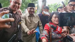 Mantan Menteri Agama Yaqut Cholil Qoumas (kedua kiri) sesaat akan memasuki gedung Merah Putih Komisi Pemberantasan Korupsi (KPK), Jakarta, Kamis (7/8/2025). (merdeka.com/Arie Basuki)